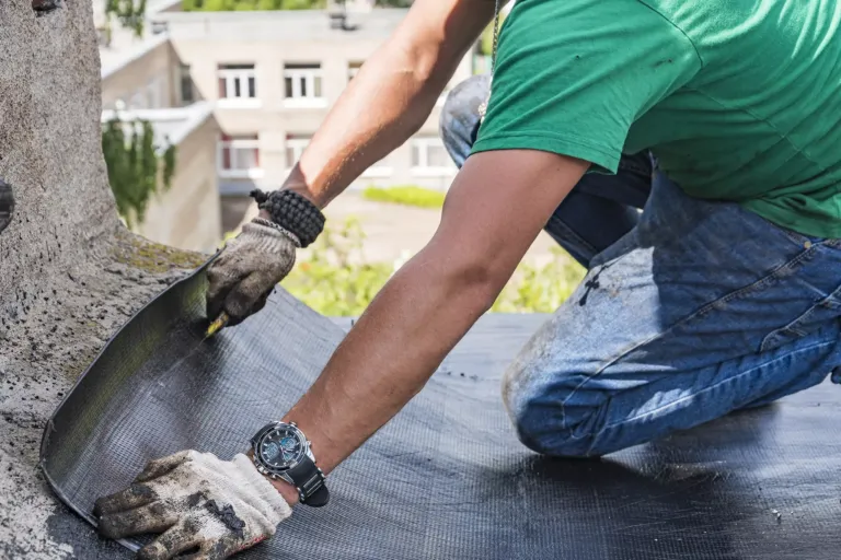 Persona trabajando suelo.