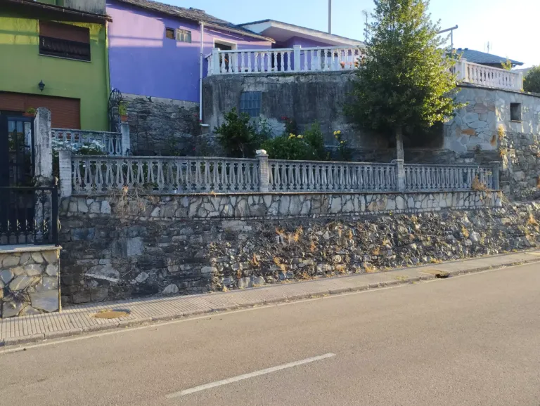 Muro exterior con rejas