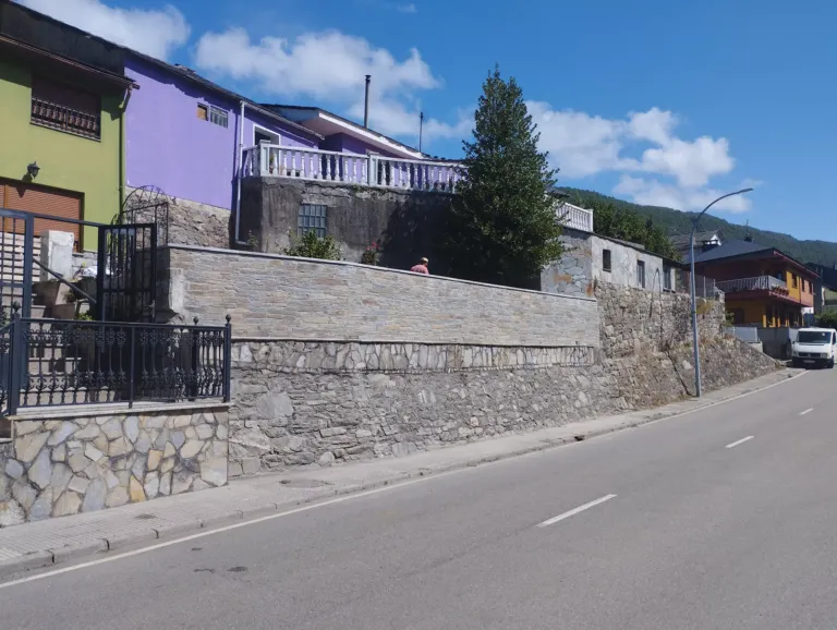 Muro exterior y calle con cuesta.