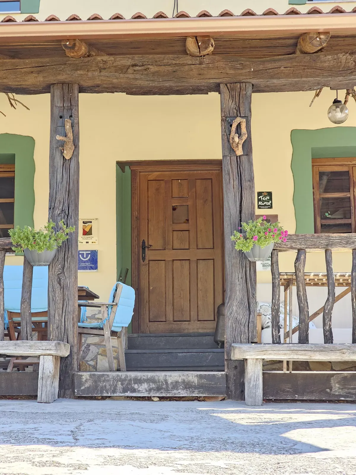 Entrada casa rural de madera.