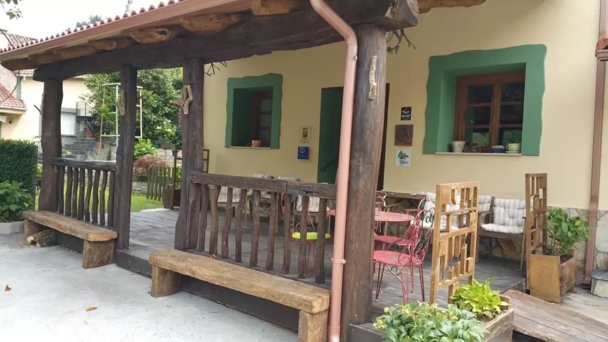 Casa rural de madera entrada.